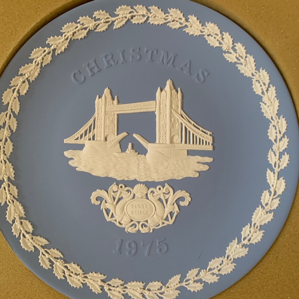 Wedgwood 1975 Christmas Plate Tower Bridge